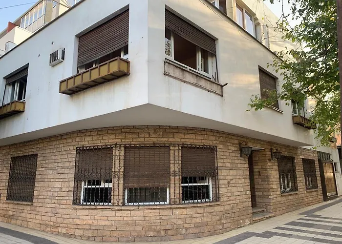  La Embajada
